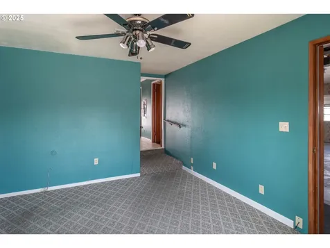 40 NW Cary Street Winston OR 97496