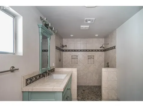 40 NW Cary Street Winston OR 97496