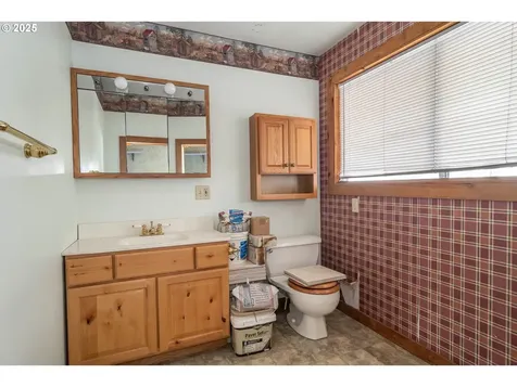 40 NW Cary Street Winston OR 97496