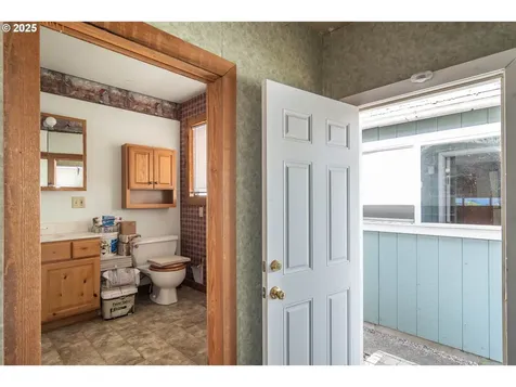 40 NW Cary Street Winston OR 97496