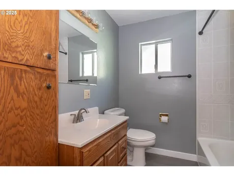 40 NW Cary Street Winston OR 97496