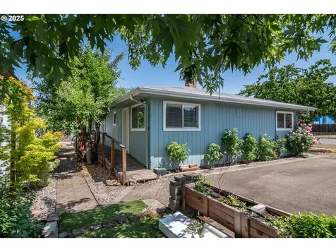 40 NW Cary Street Winston OR 97496