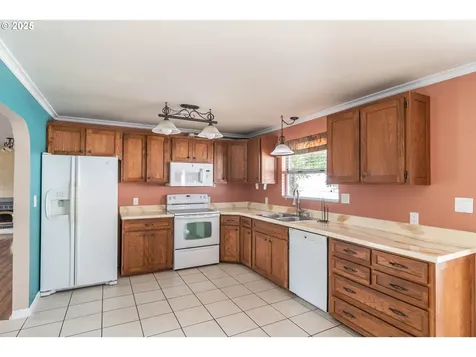 40 NW Cary Street Winston OR 97496