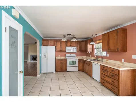 40 NW Cary Street Winston OR 97496