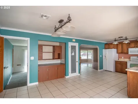 40 NW Cary Street Winston OR 97496