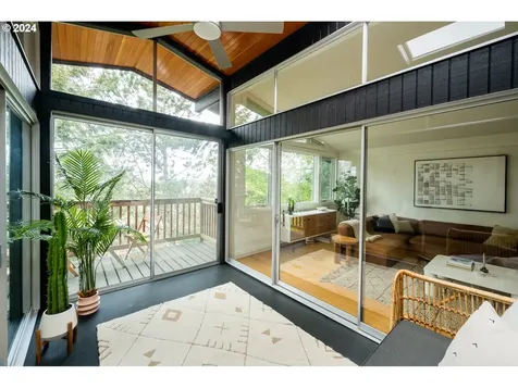 6767 Se Thorburn Street Portland OR 97215