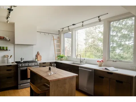6767 Se Thorburn Street Portland OR 97215