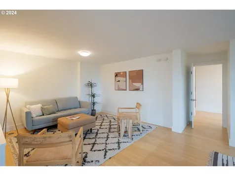 6767 Se Thorburn Street Portland OR 97215