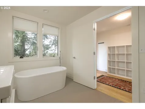 6767 Se Thorburn Street Portland OR 97215