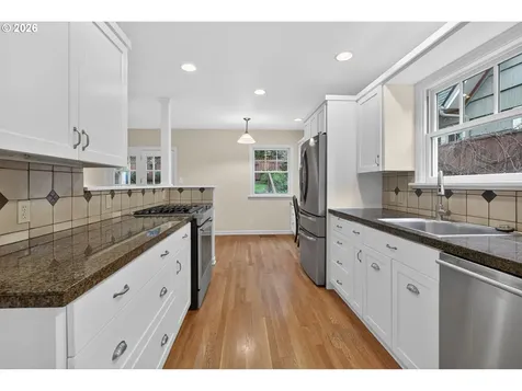 728 NE Royal Court Portland OR 97232