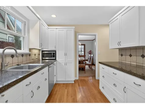 728 NE Royal Court Portland OR 97232