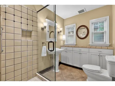 728 NE Royal Court Portland OR 97232
