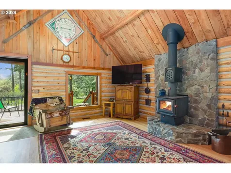 2385 Silver Gray Road Mosier OR 97040