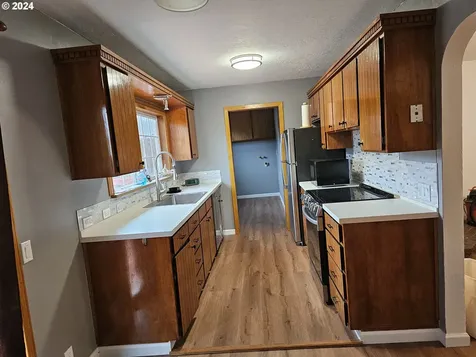1300 Tomlin Avenue Woodburn OR 97071