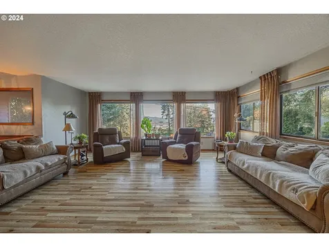 1609 N 10th Street Coos Bay OR 97420