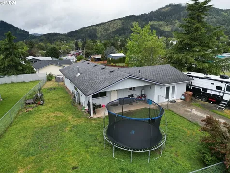 214 Ne Sandy Terrace Myrtle Creek OR 97457