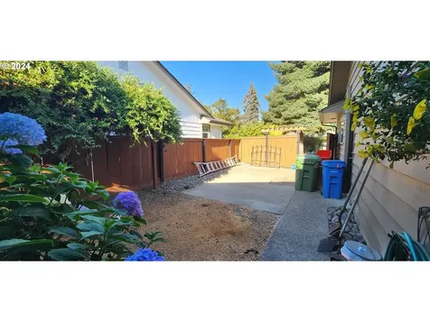 2064 Law Lane Eugene OR 97401