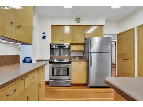 7915 Se Hawthorne Boulevard Portland OR 97215