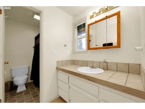 590 S 71st Street Springfield OR 97478