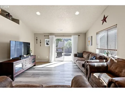 4859 Glacier Drive Springfield OR 97478