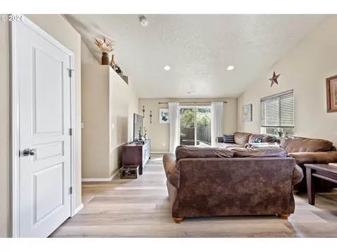 4859 Glacier Drive Springfield OR 97478