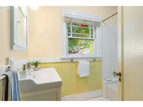 502 Se 69th Avenue Portland OR 97215