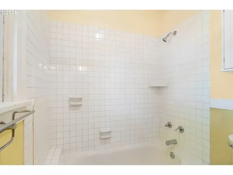 502 Se 69th Avenue Portland OR 97215