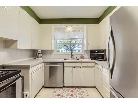 10207 NE Sacramento Street Portland OR 97220