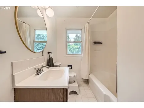 10207 NE Sacramento Street Portland OR 97220