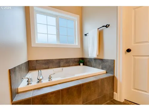 1572 5th Street Hood River OR 97031