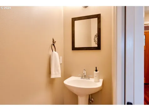 1572 5th Street Hood River OR 97031