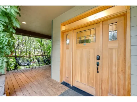 1572 5th Street Hood River OR 97031