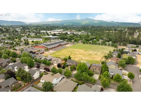 1572 5th Street Hood River OR 97031