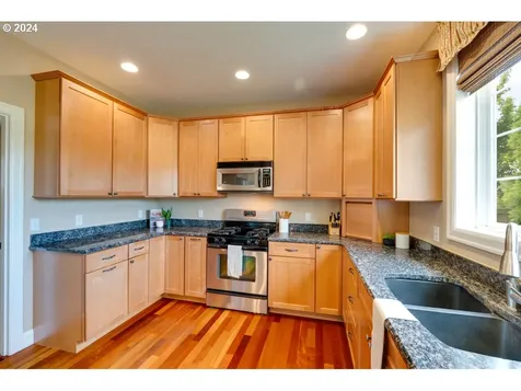 1572 5th Street Hood River OR 97031