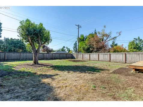1393 M Street Springfield OR 97477