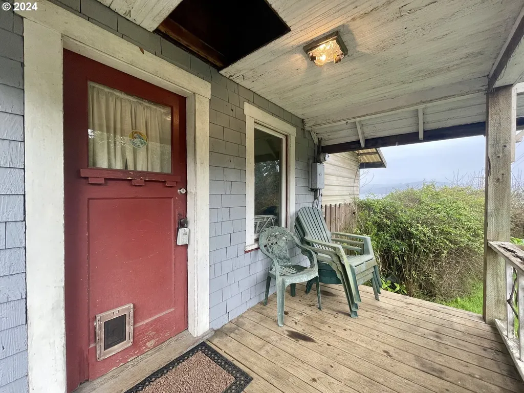 484 Newmark Street North Bend OR 97459