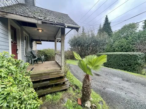 484 Newmark Street North Bend OR 97459