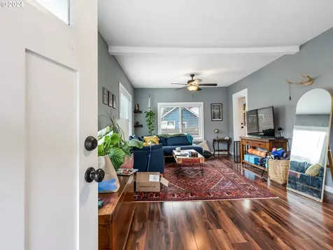 6916 Se Woodstock Boulevard Portland OR 97206