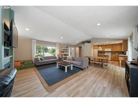 765 Sw Kalmia Avenue Warrenton OR 97146