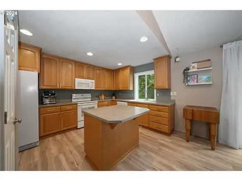 765 Sw Kalmia Avenue Warrenton OR 97146