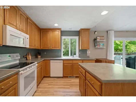 765 Sw Kalmia Avenue Warrenton OR 97146