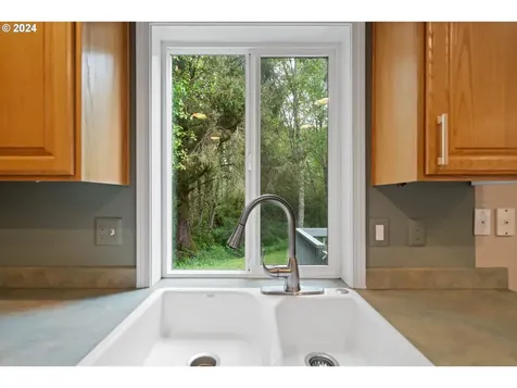 765 Sw Kalmia Avenue Warrenton OR 97146