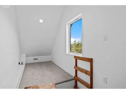 102 High Bank Lane Woodland WA 98674