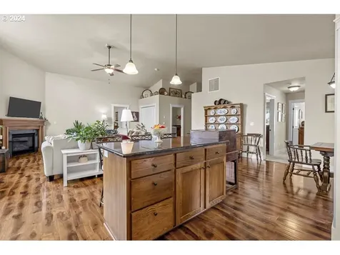 2152 Equestrian Loop S Salem OR 97302
