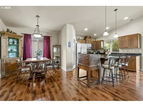 2152 Equestrian Loop S Salem OR 97302