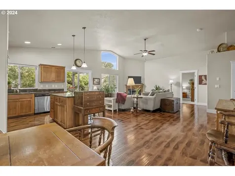 2152 Equestrian Loop S Salem OR 97302