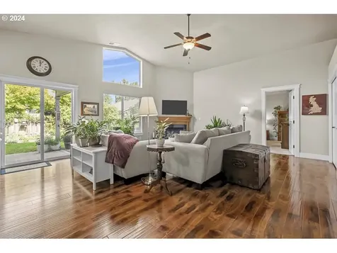 2152 Equestrian Loop S Salem OR 97302