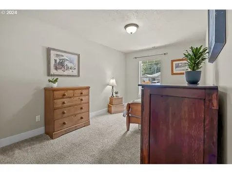 2152 Equestrian Loop S Salem OR 97302
