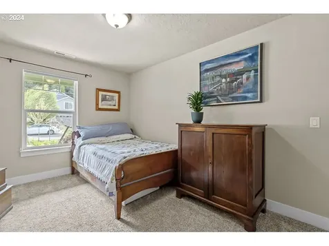 2152 Equestrian Loop S Salem OR 97302