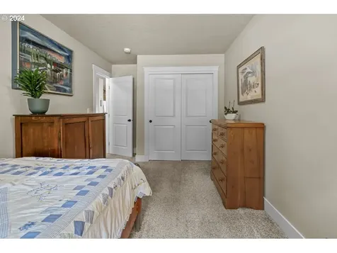2152 Equestrian Loop S Salem OR 97302